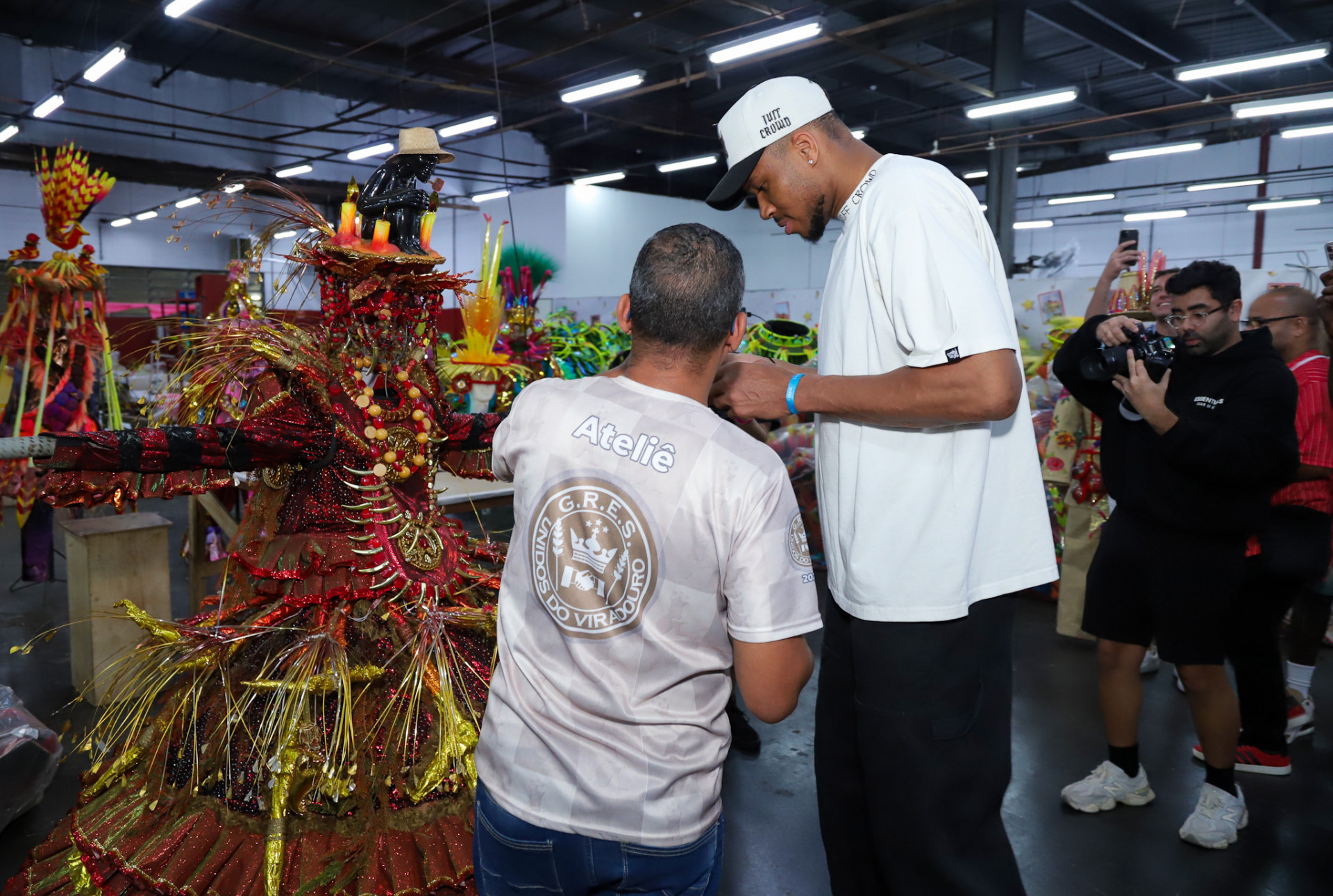 Giannis Antetokounmpo visita barracão da Viradouro   - Thiago Mattos / Brazil News