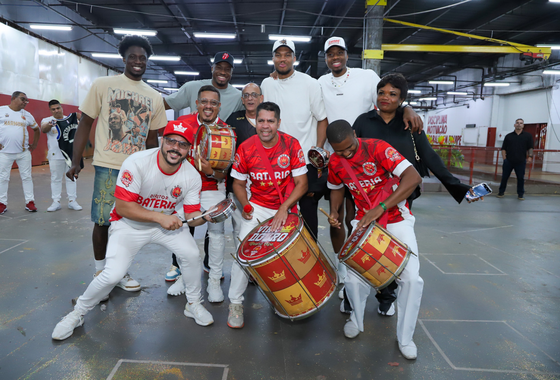 Giannis Antetokounmpo visita barracão da Viradouro   - Thiago  Mattos / Brazil News