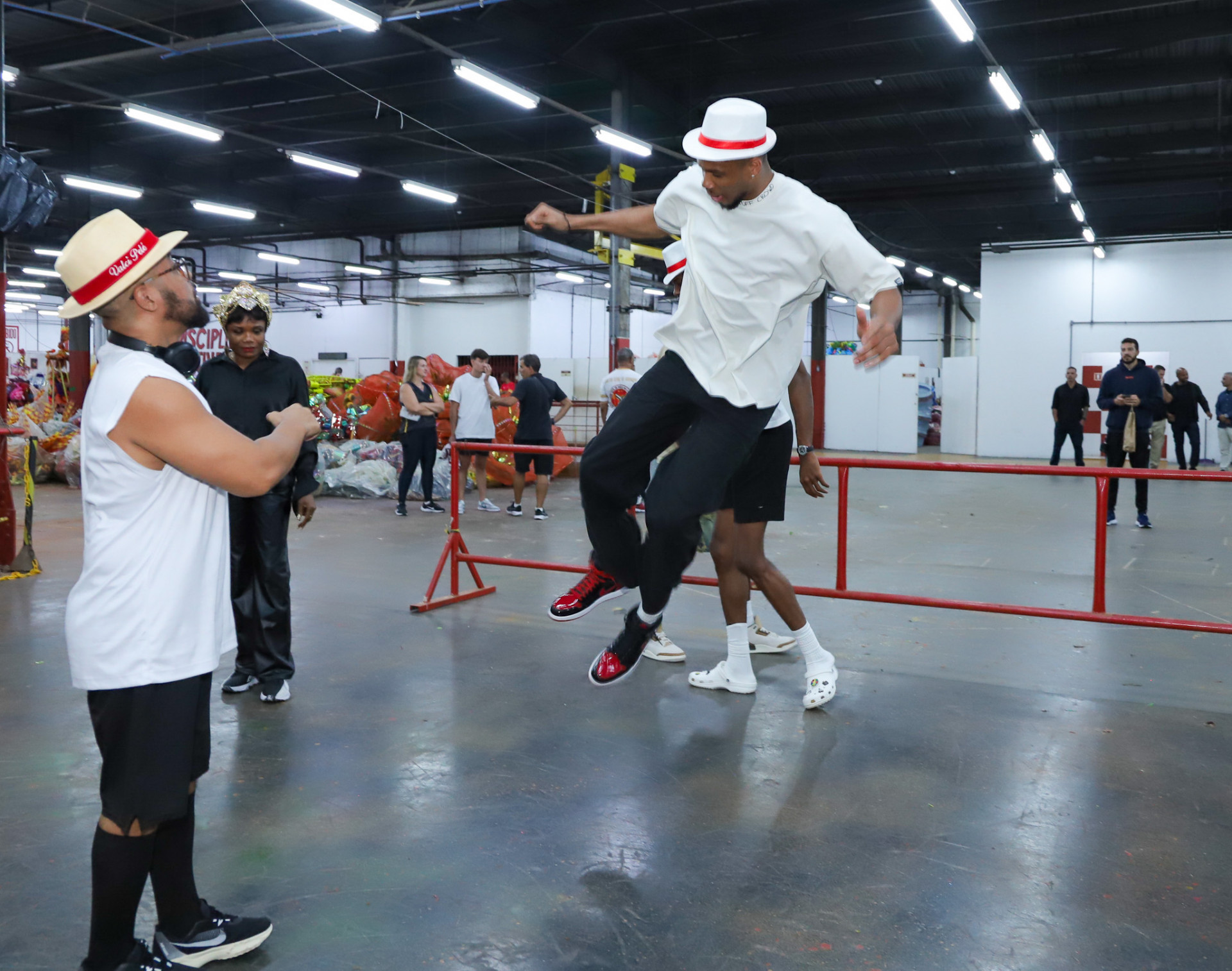 Giannis Antetokounmpo visita barracão da Viradouro   - Thiago  Mattos / Brazil News