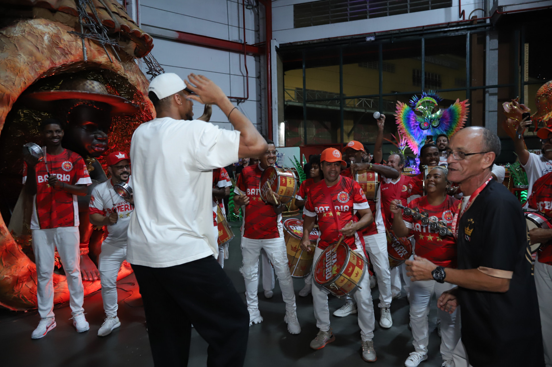 Giannis Antetokounmpo visita barracão da Viradouro   - Thiago  Mattos / Brazil News