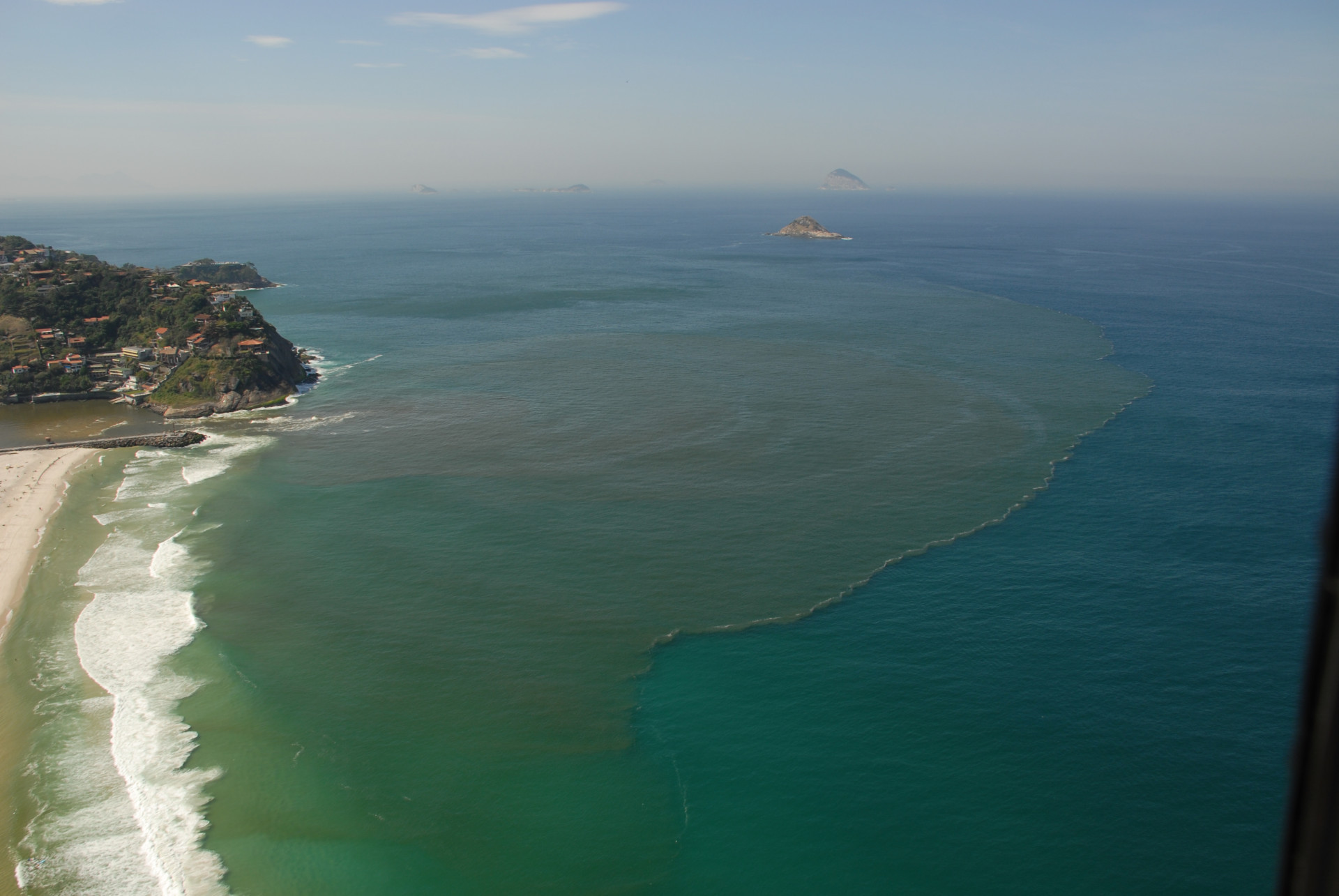 Mancha avistada no Canal da Joatinga, na altura do Quebra-Mar, em julho de 2008 - Arquivo/Projeto Olho Verde/ Mario Moscatelli