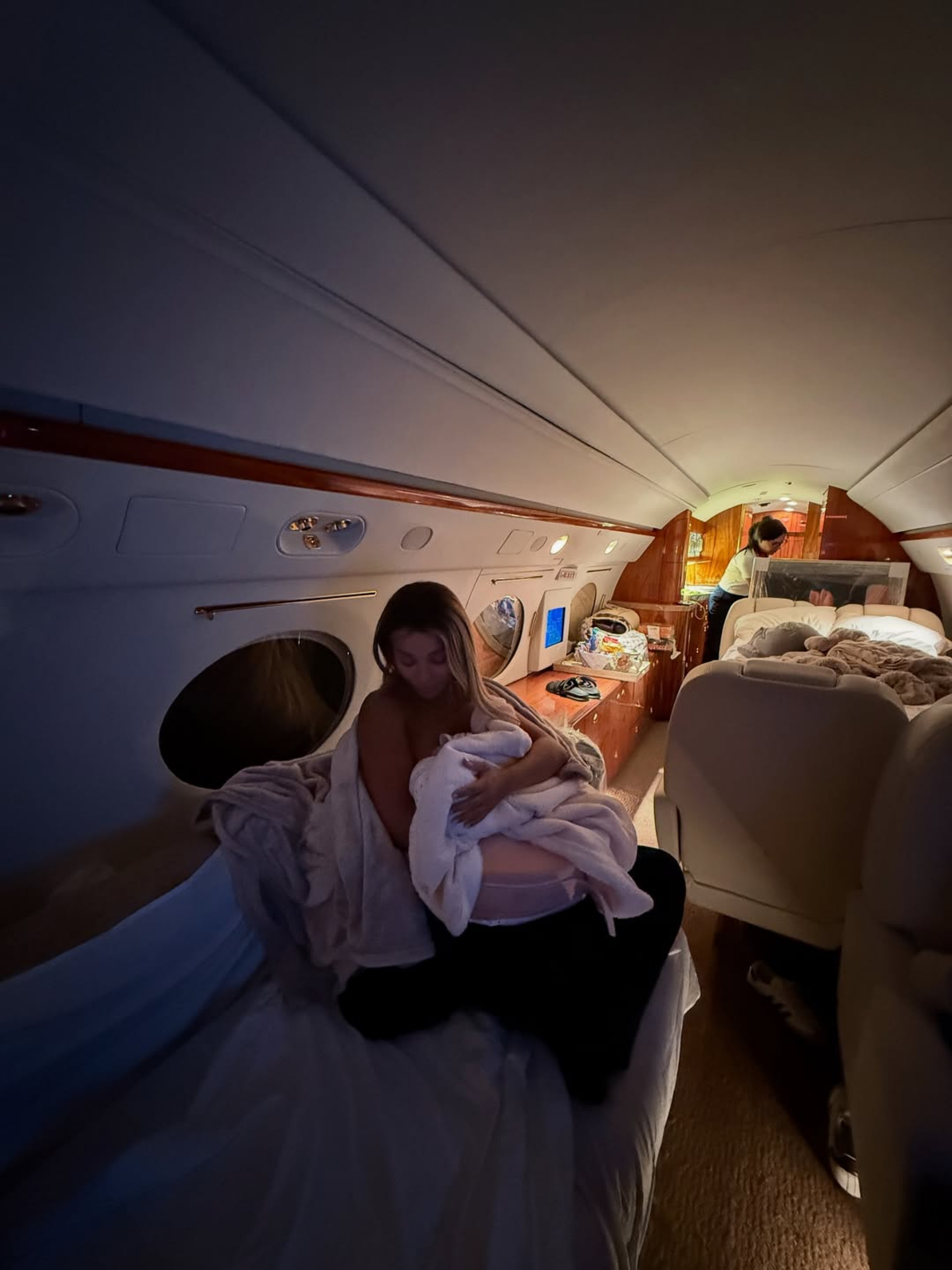 Brunna Gonçalves com a filha, Zuri, nos braços  - Reprodução/Instagram