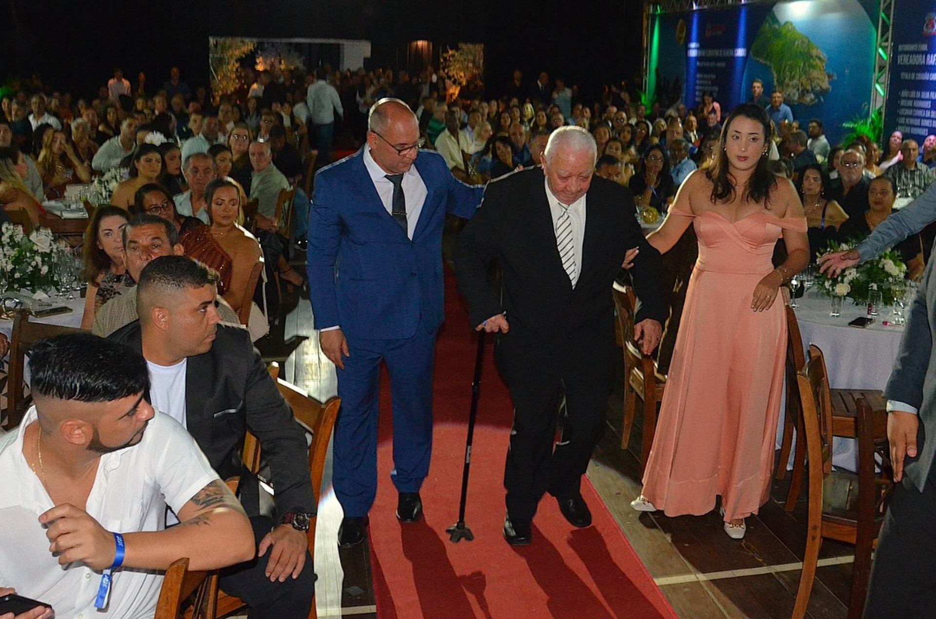 Entre os homenageados, esteve o ex-prefeito Chico Sobrinho, que recebeu o Título de Cidadão Cabista - Reprodução