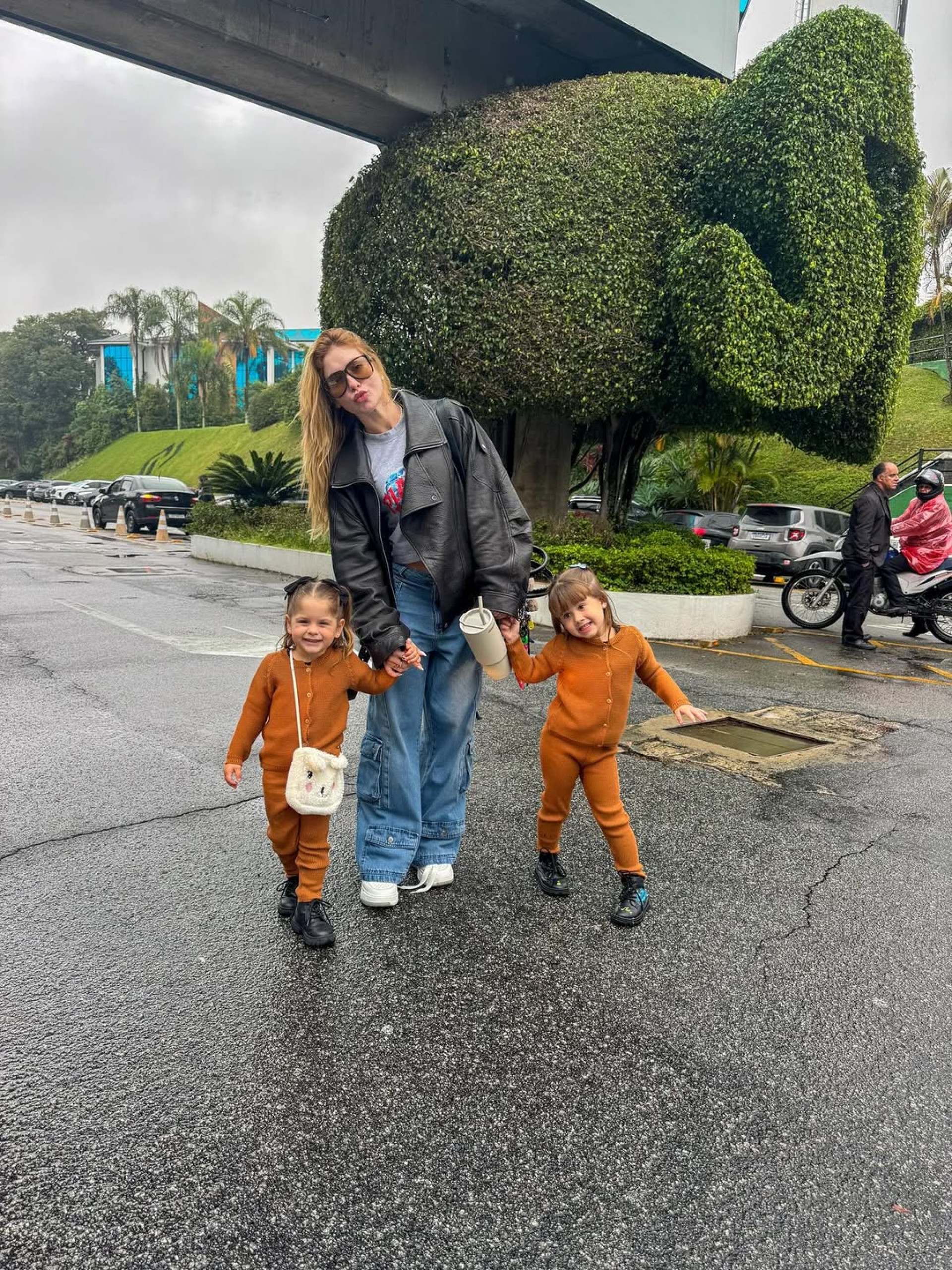 Virginia Fonseca posou com Maria Alice e Maria Flor no estacionamento do SBT  - Reprodução/Instagram