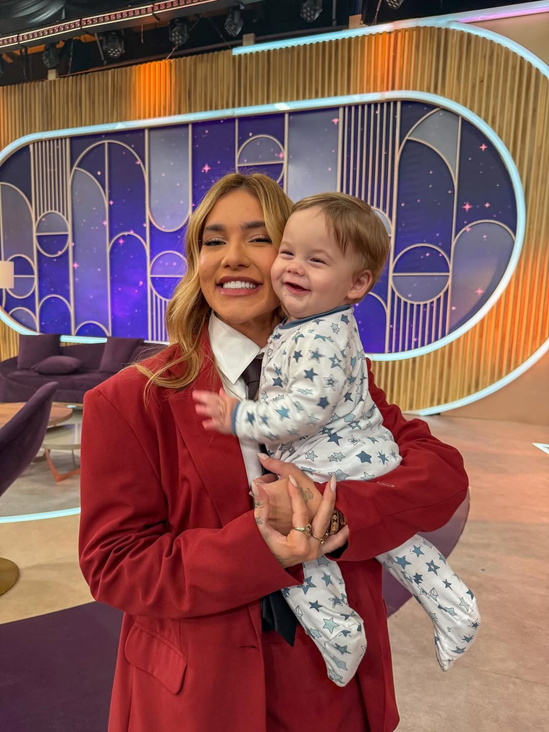 Virginia Fonseca com o filho caçula, José Leonardo, nos braços  - Reprodução/Instagram