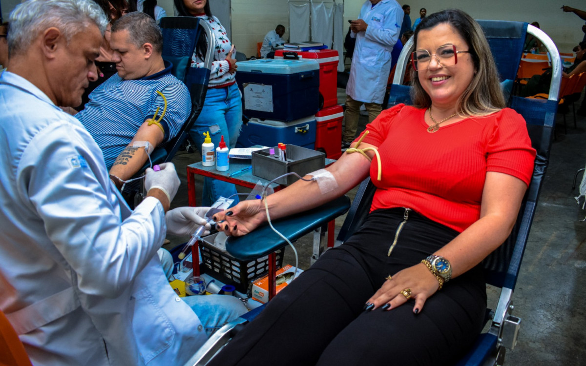 A Superintendente Municipal de Atenção à Saúde, Tatiana Soares da Silva, que também doou sangue na campanha