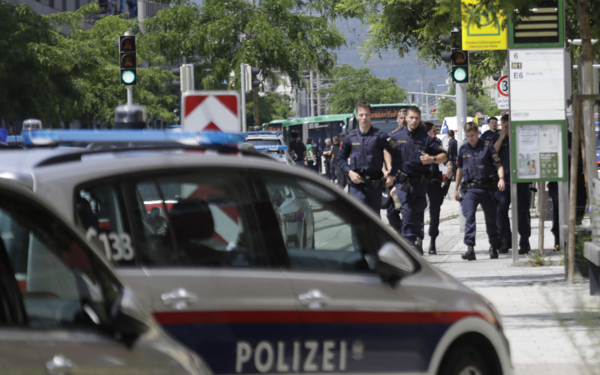 Polícia trabalha perto da escola onde várias pessoas morreram em um tiroteio - AFP