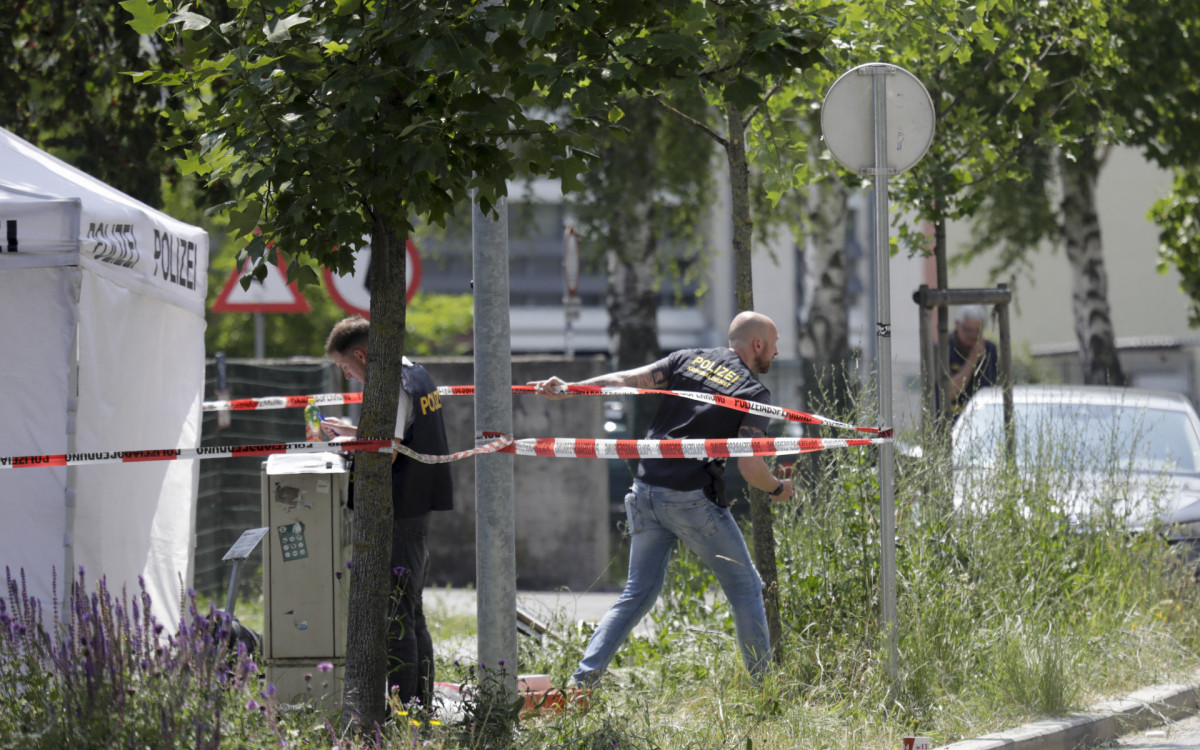 Polícia trabalha perto da escola onde várias pessoas morreram em um tiroteio - AFP