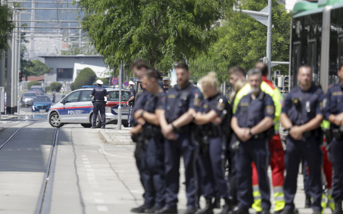 Polícia bloqueou uma rua perto de uma escola onde várias pessoas morreram em um tiroteio - AFP