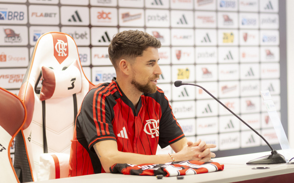 Na apresentação, Jorginho utilizou a camisa do Flamengo que será utilizada na chegada aos estádios no Mundial de Clubes
