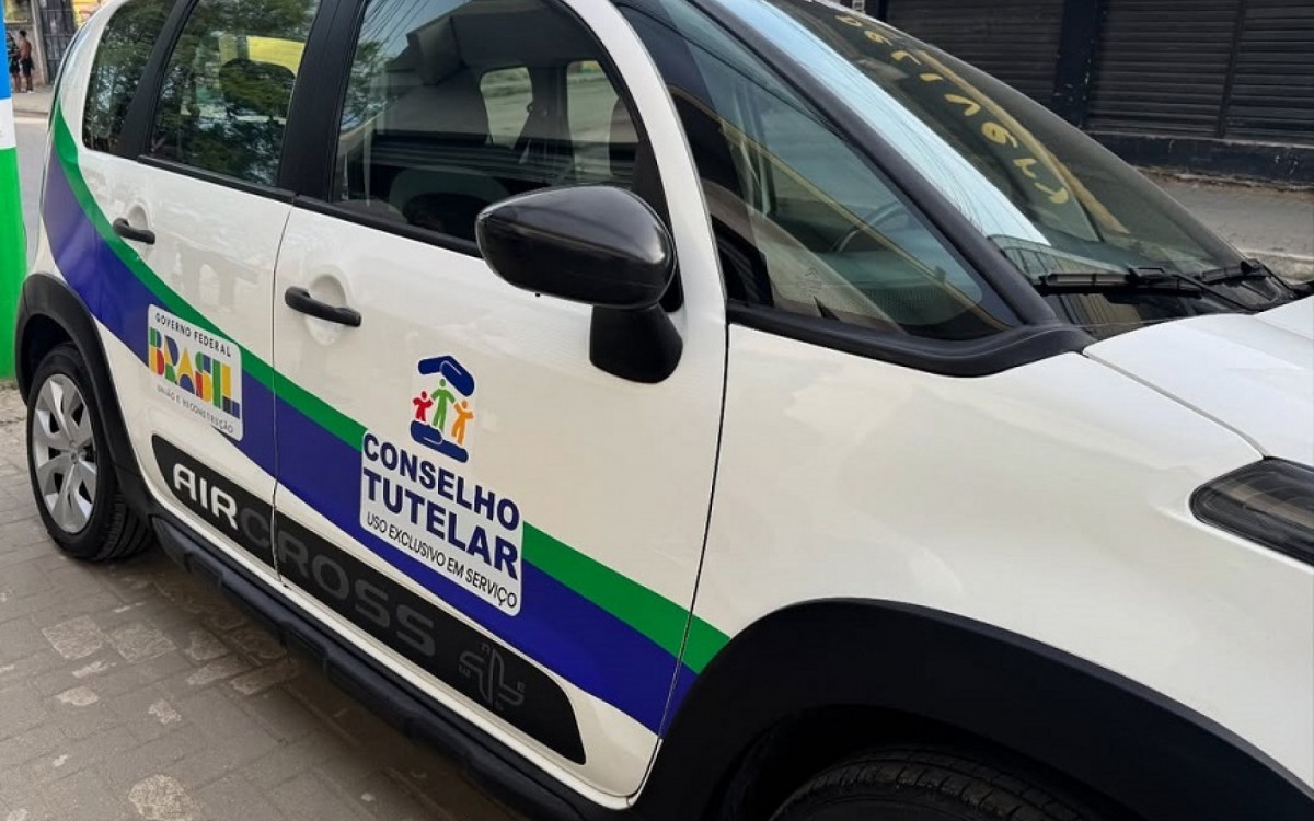 A entrega do carro para o Conselho Tutelar foi recebida com alegria pelo colegiado no local onde em breve será a nova sede, em Engenheiro Pedreira