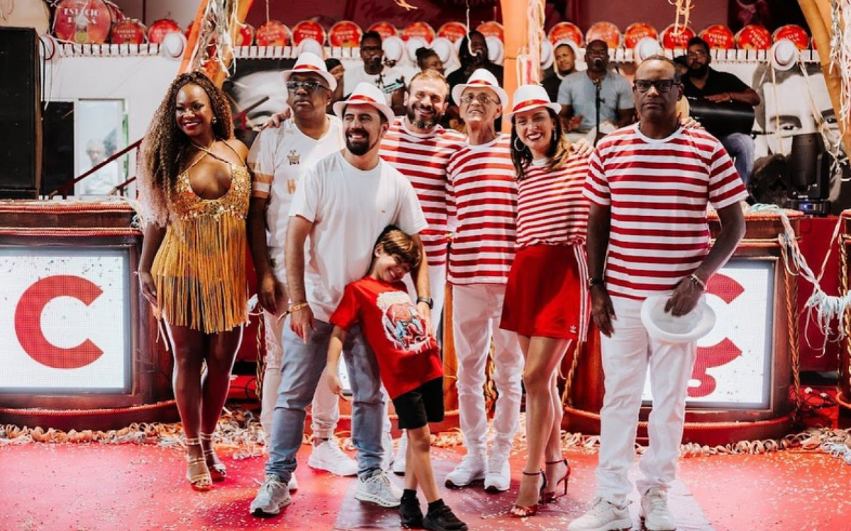 Diretoria da Viradouro preparou surpresa para o homenageado