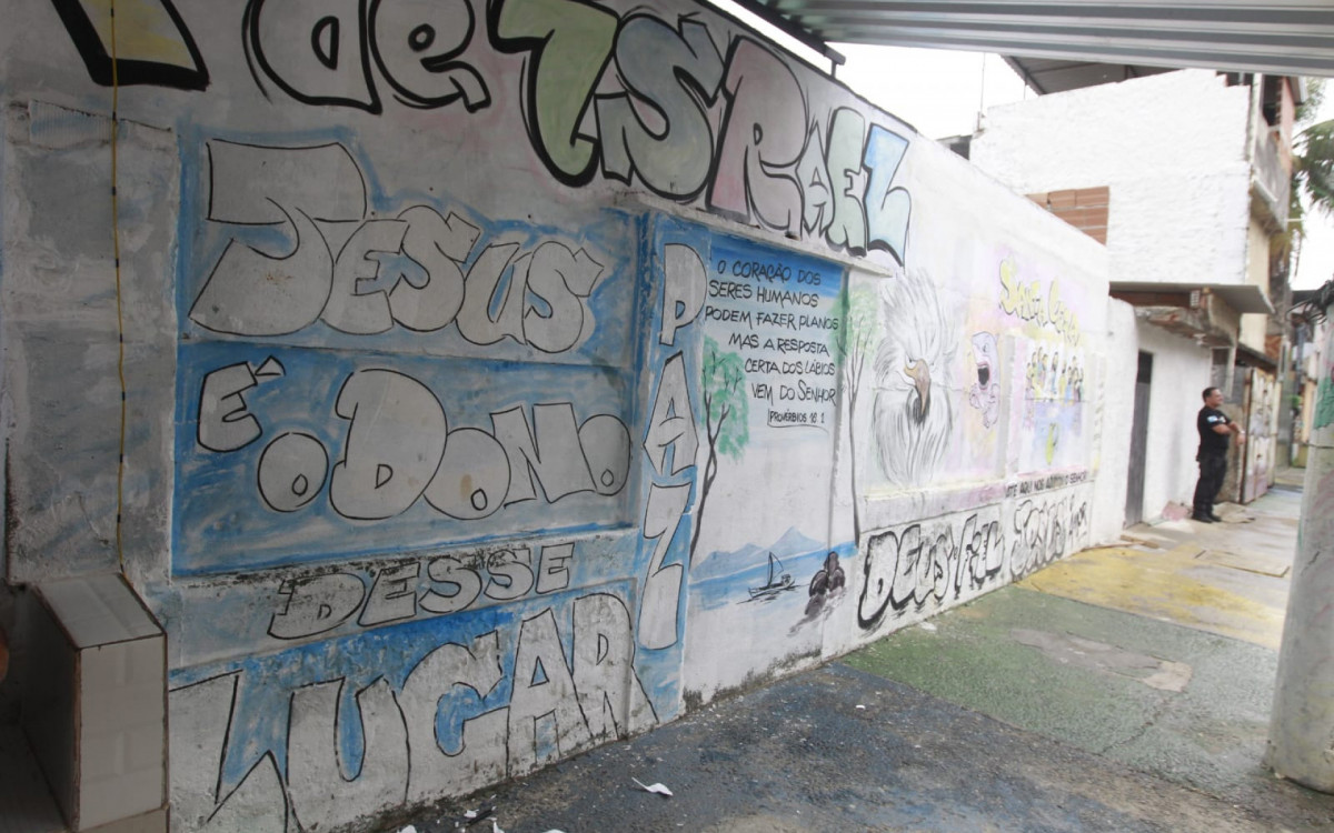 Muro no Complexo de Israel com referências bíblicas