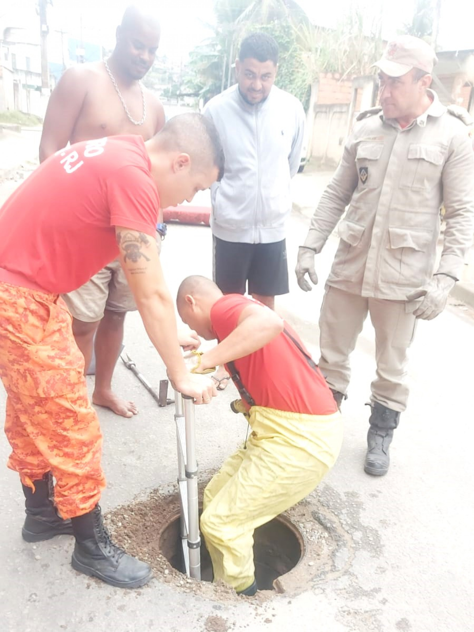 O trabalho dos Bombeiros foi dif&iacute;cil e o cachorro j&aacute; estava h&aacute; 24 horas no buraco - Divulga&ccedil;&atilde;o / PMBR