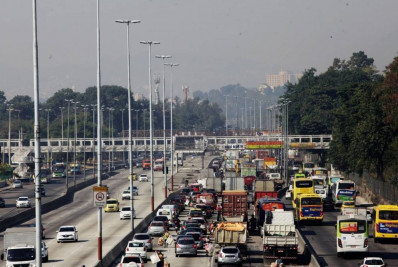 Cidade do Rio volta ao estágio 1 após operação policial fechar Avenida Brasil e Linha Vermeelha
