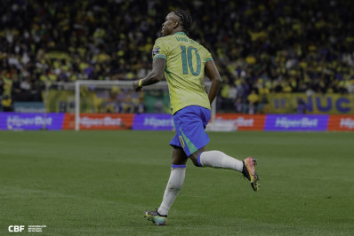 Vini Jr celebra gol que leva o Brasil à Copa: 'Muito feliz'