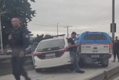 Viaturas das polícias Civil e Militar se envolvem em acidente na calha do BRT