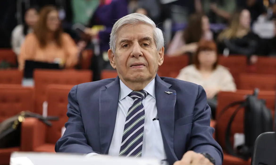 PF diz que passaporte de Augusto Heleno não foi entregue