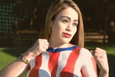 Modelo posa com pintura corporal para incentivar Paraguai contra o Brasil