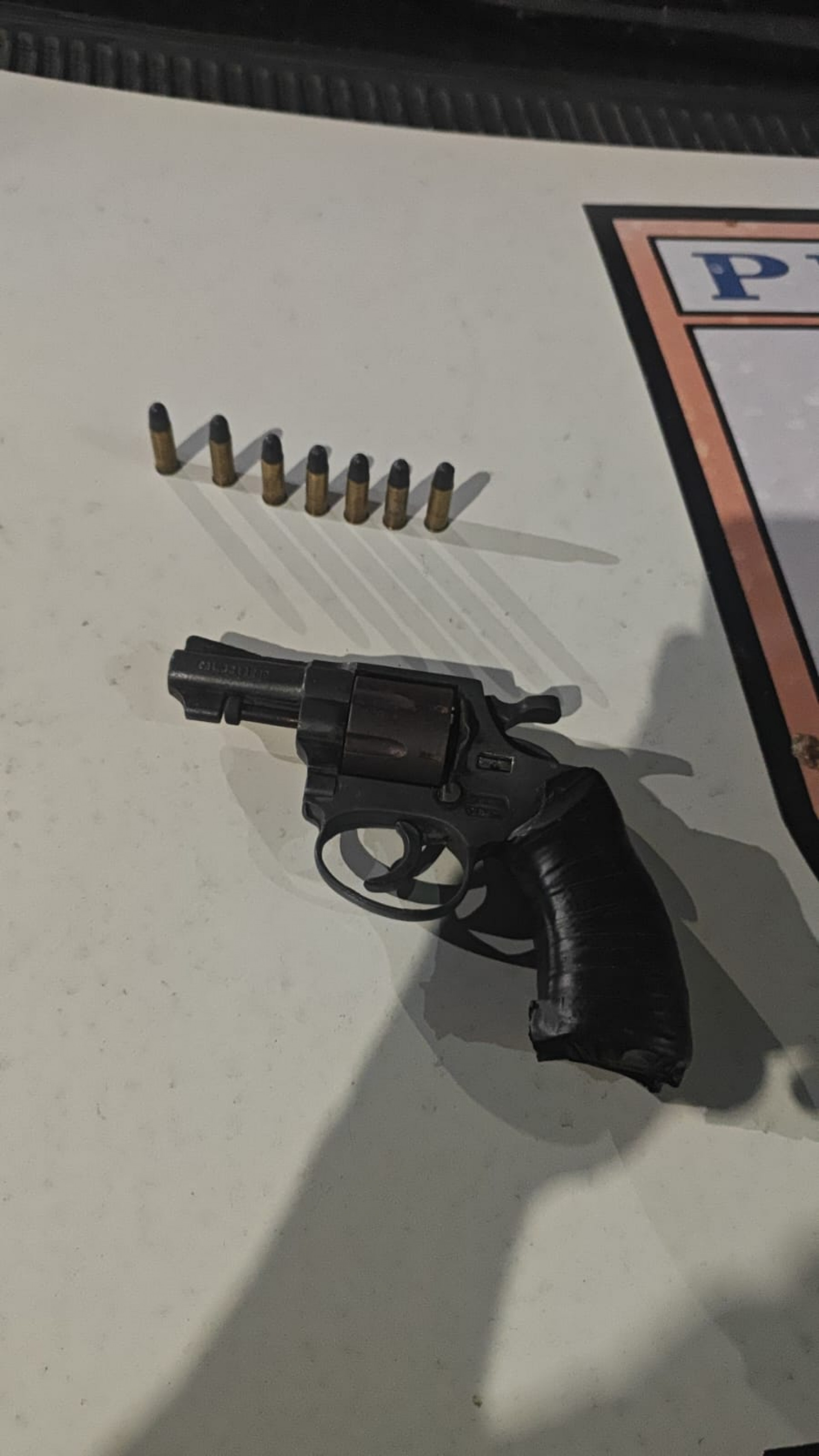 O revólver e as munições apreendidas pelos policiais militares do Proeis Nilópolis