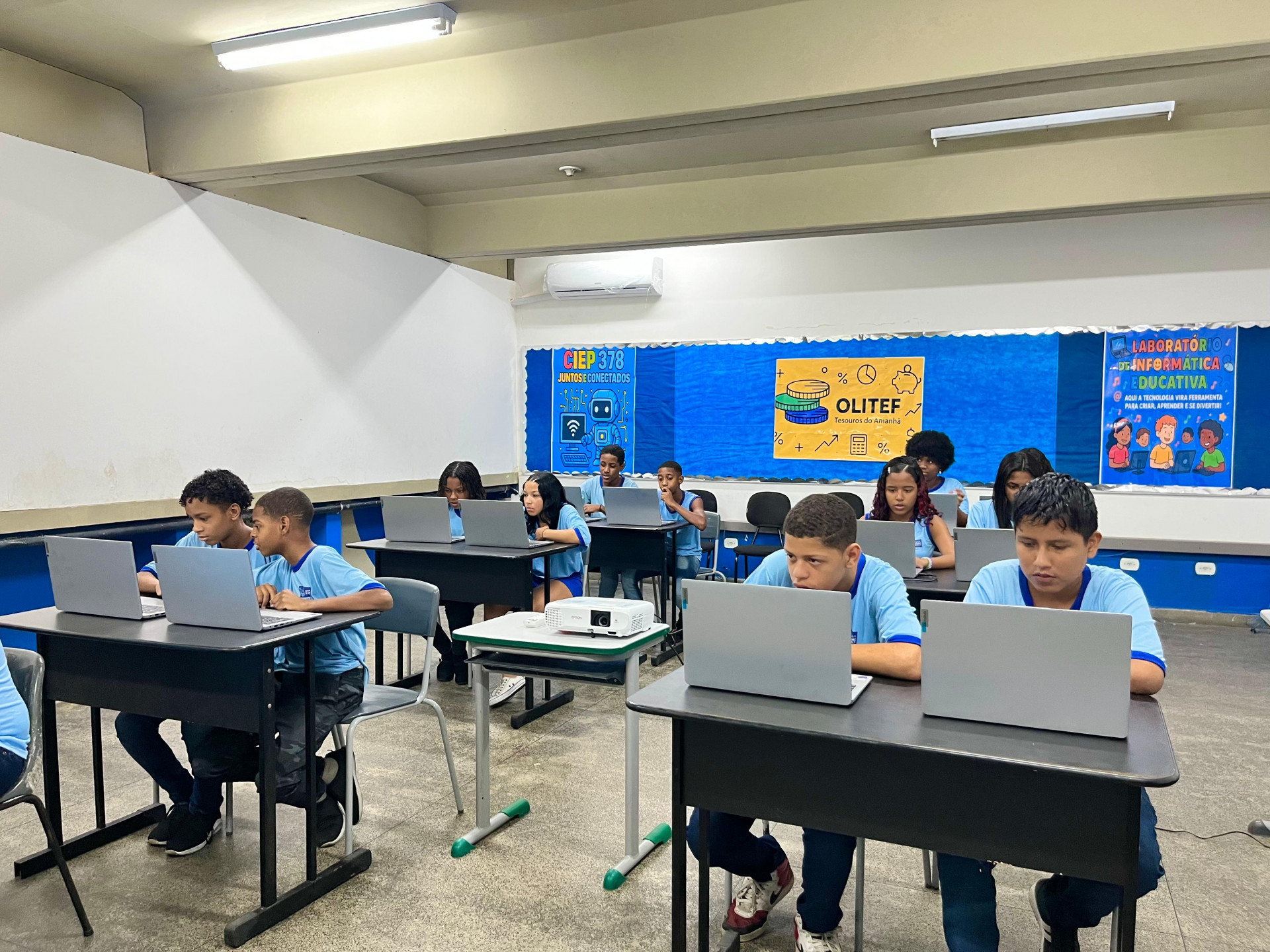 A premia&ccedil;&atilde;o permitiu a constru&ccedil;&atilde;o de um moderno laborat&oacute;rio de inform&aacute;tica no CIEP 378 Thereza Peixoto Gon&ccedil;alves - Maria Carolina/ PMSJM