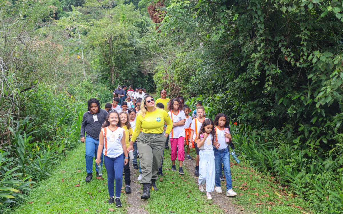A trilha pela mata, que foi acompanhada por instrutores, fez a alegria das crianças