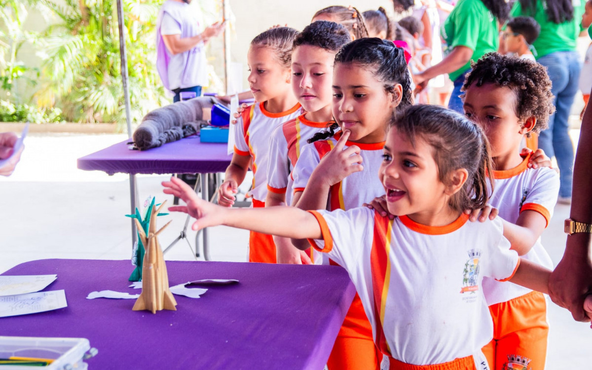 Os pequenos alunos se encantaram com as experiências e com as atrações da Feira de Ciências