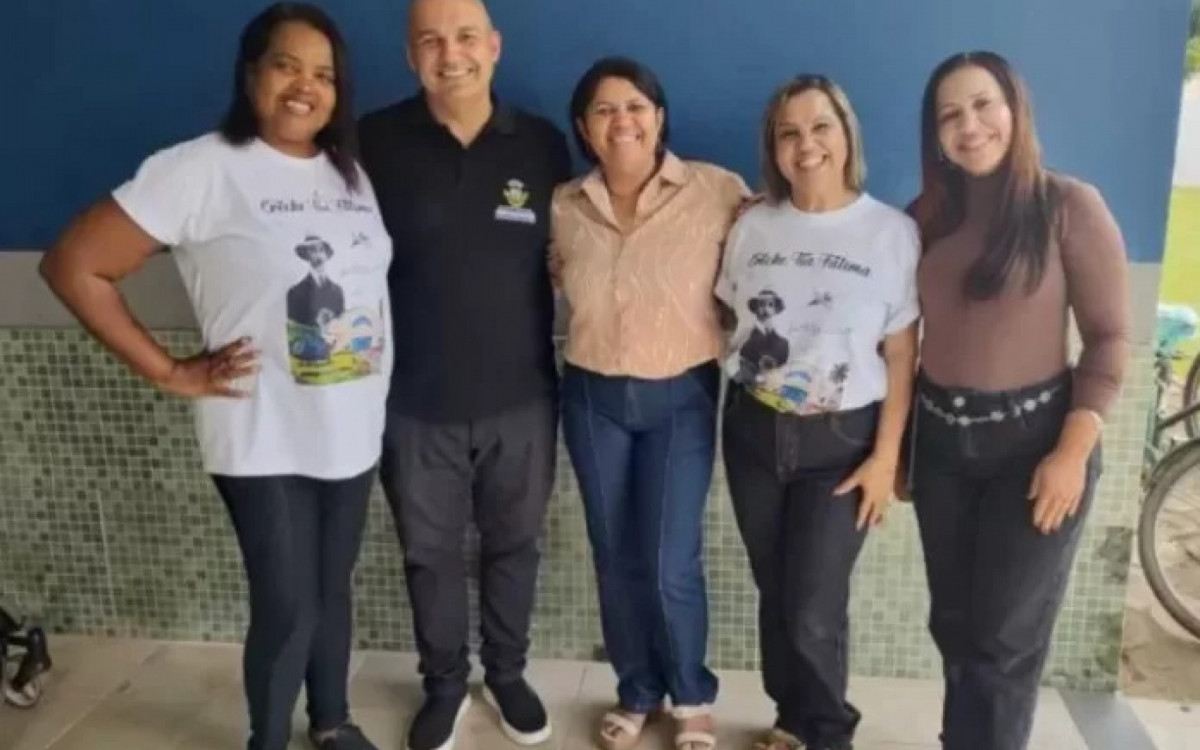 Fábio do Pastel com a equipe da Escola Municipal Jamila Mota da Silva