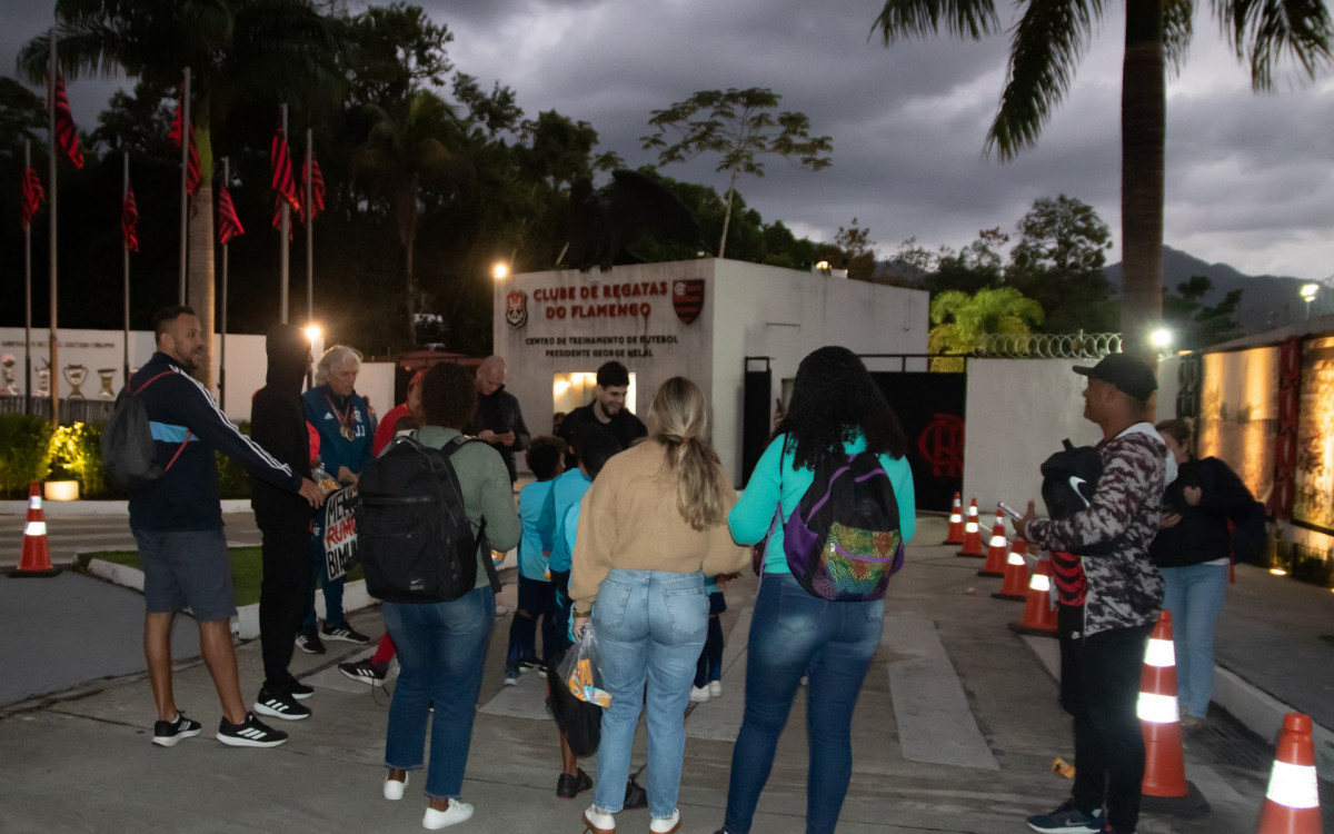 Torcedores foram ao Ninho do Urubu apoiar o Flamengo antes do embarque para o Mundial
