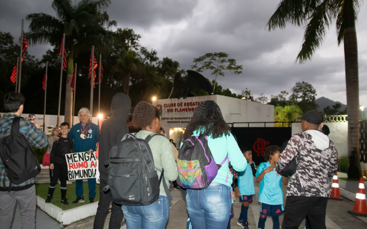 Torcedores foram ao Ninho do Urubu apoiar o Flamengo antes do embarque para o Mundial