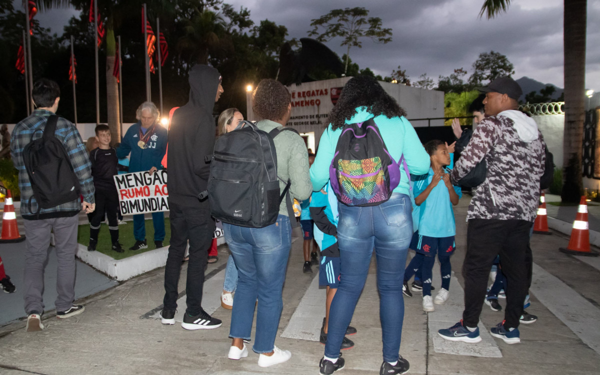 Torcedores foram ao Ninho do Urubu apoiar o Flamengo antes do embarque para o Mundial