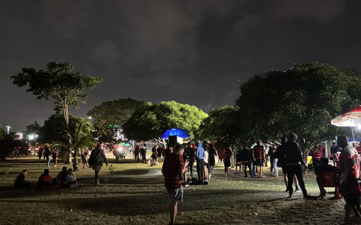 Flamenguistas aguardam o ônibus do time nos arredores do Aeroporto do Galeão