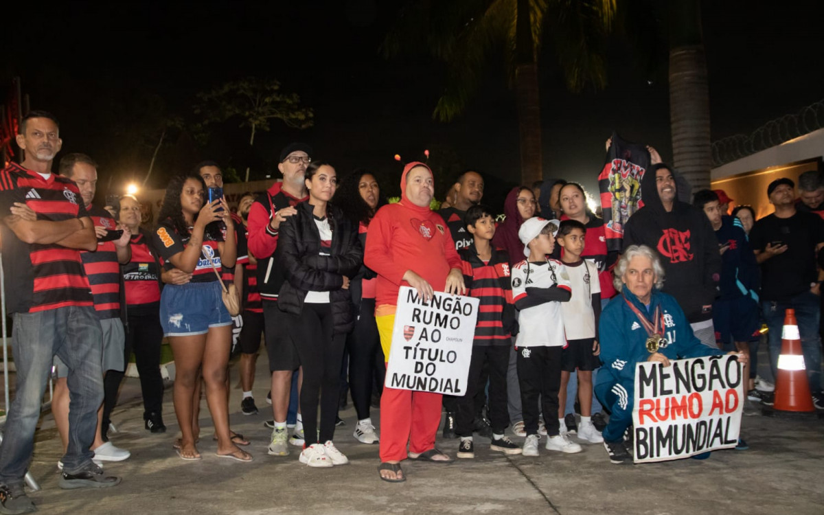 Torcedores foram ao Ninho do Urubu apoiar o Flamengo antes do embarque para o Mundial