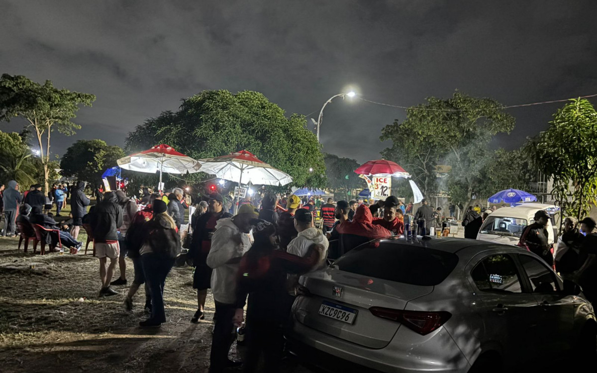 Flamenguistas aguardam o ônibus do time nos arredores do Aeroporto do Galeão