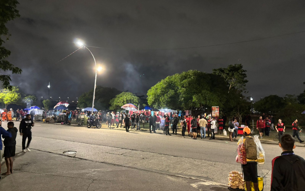 Flamenguistas aguardam o ônibus do time nos arredores do Aeroporto do Galeão