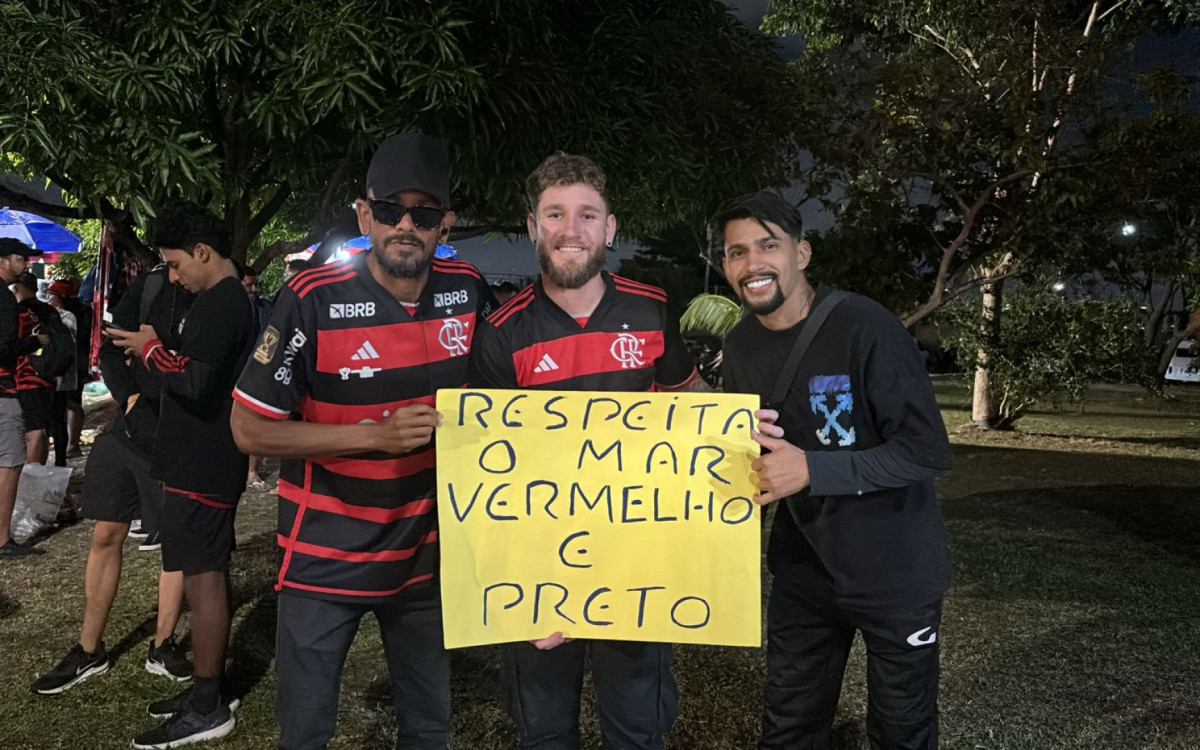 Sósias de Neymar, Léo Pereira e Paquetá no embarque do Flamengo