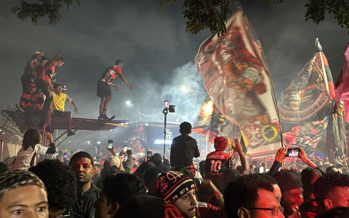 Torcida do Flamengo faz festa para receber o time no Galeão