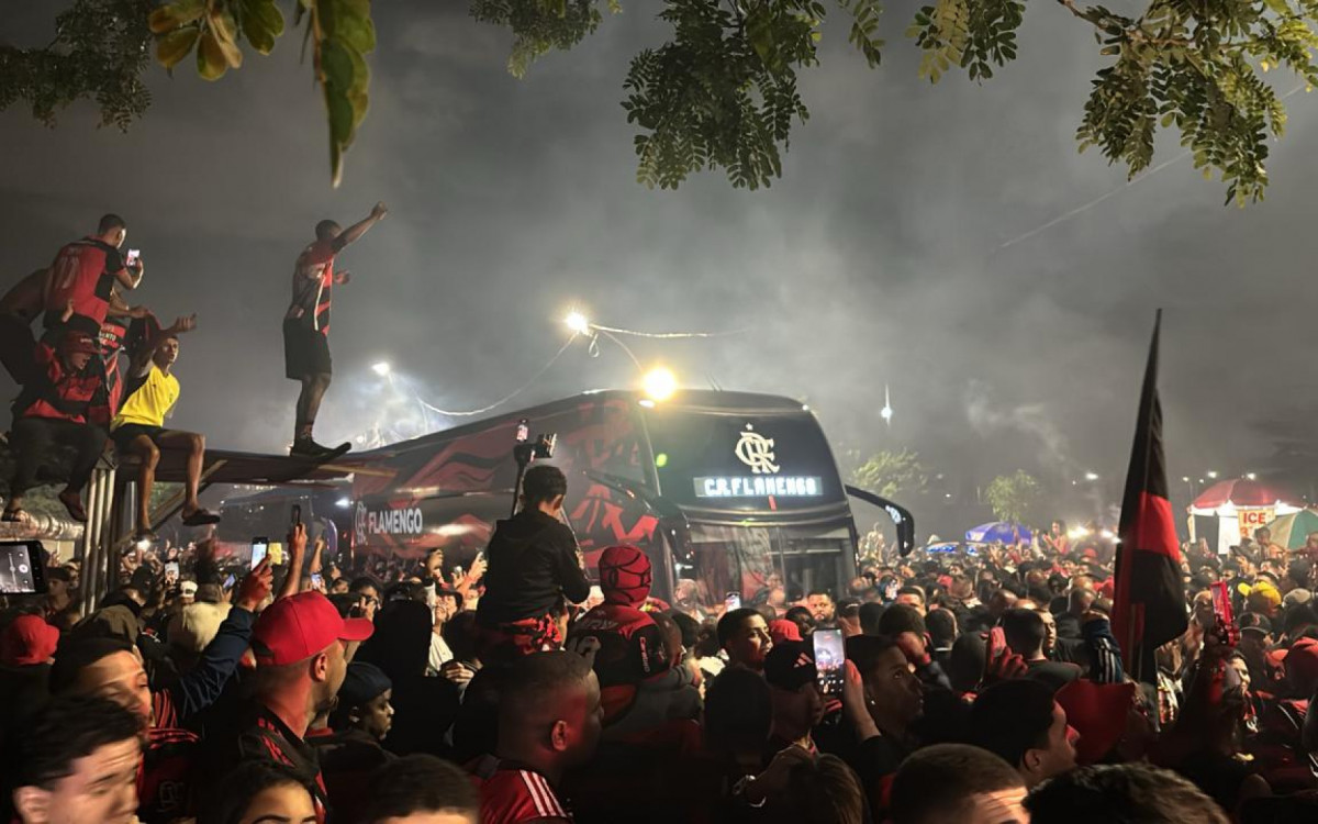 Torcida do Flamengo faz festa para receber o time no Galeão
