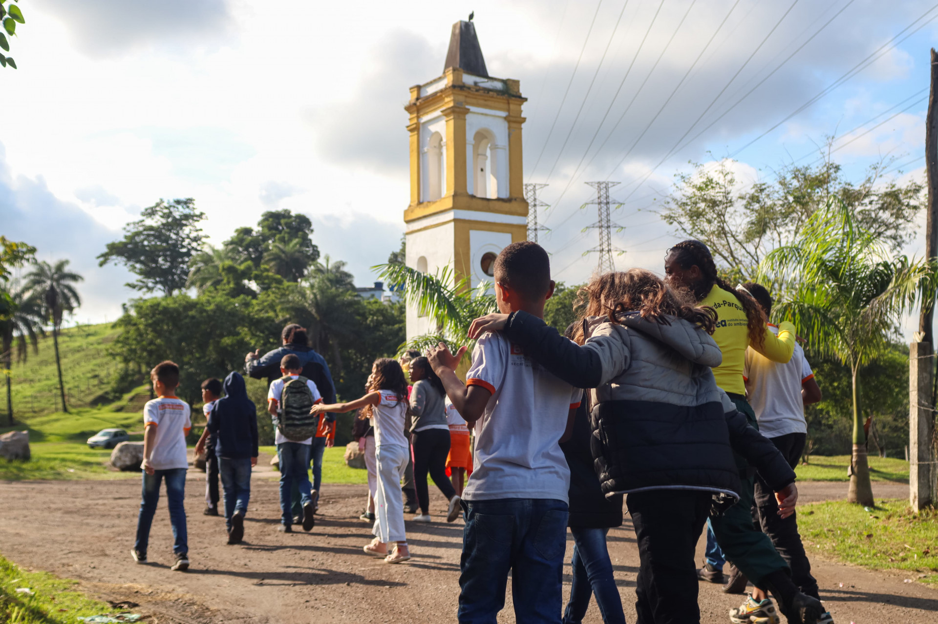 No caminho para a APA Igua&ccedil;u, no trajeto entre Vila de Cava e Tingu&aacute;, visitaram a hist&oacute;rica igreja (antigo Igua&ccedil;u Velho) - Jean Carlos / PMBR