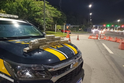 Mulher é presa por tráfico de drogas dentro de ônibus em Areal