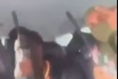 Vídeo: bandidos se exibem com fuzis dentro de carro em ruas do Rio