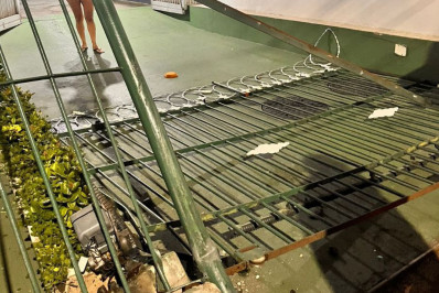 Motorista joga carro contra portão para impedir assalto no Cachambi; veja vídeo