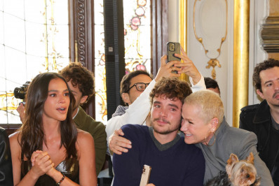 Bruna Marquezine, Xuxa e João Lucas se emocionam em desfile de Sasha