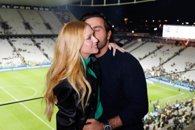 Marina Ruy Barbosa ganha beijinho do noivo em jogo da Seleção
