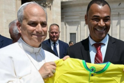 Papa Leão XIV é presenteado por Cafu com camisa da seleção brasileira