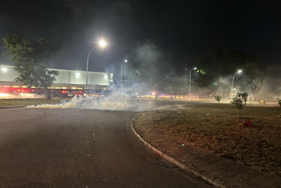 Vídeo! Festa da torcida do Flamengo no aeroporto termina em confusão