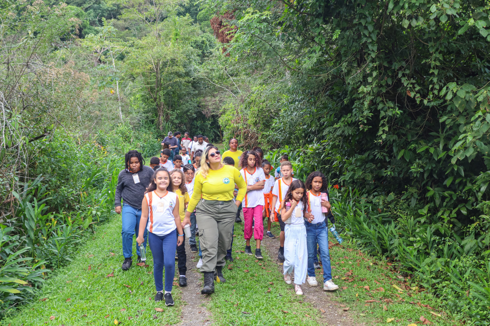 A trilha pela mata, que foi acompanhada por instrutores, fez a alegria das crian&ccedil;as - Jean Carlos / PMBR