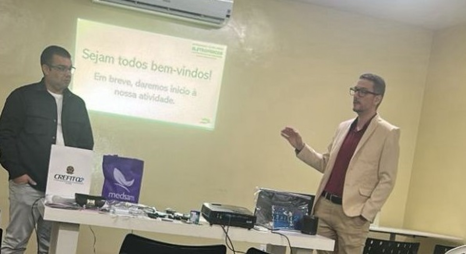 A iniciativa foi viabilizada atendendo &agrave; solicita&ccedil;&atilde;o do coordenador de Fisioterapia de Japeri, Dr. Armando Magalh&atilde;es, junto ao N&uacute;cleo de Educa&ccedil;&atilde;o Permanente (NEP) - Divulga&ccedil;&atilde;o / PMJ