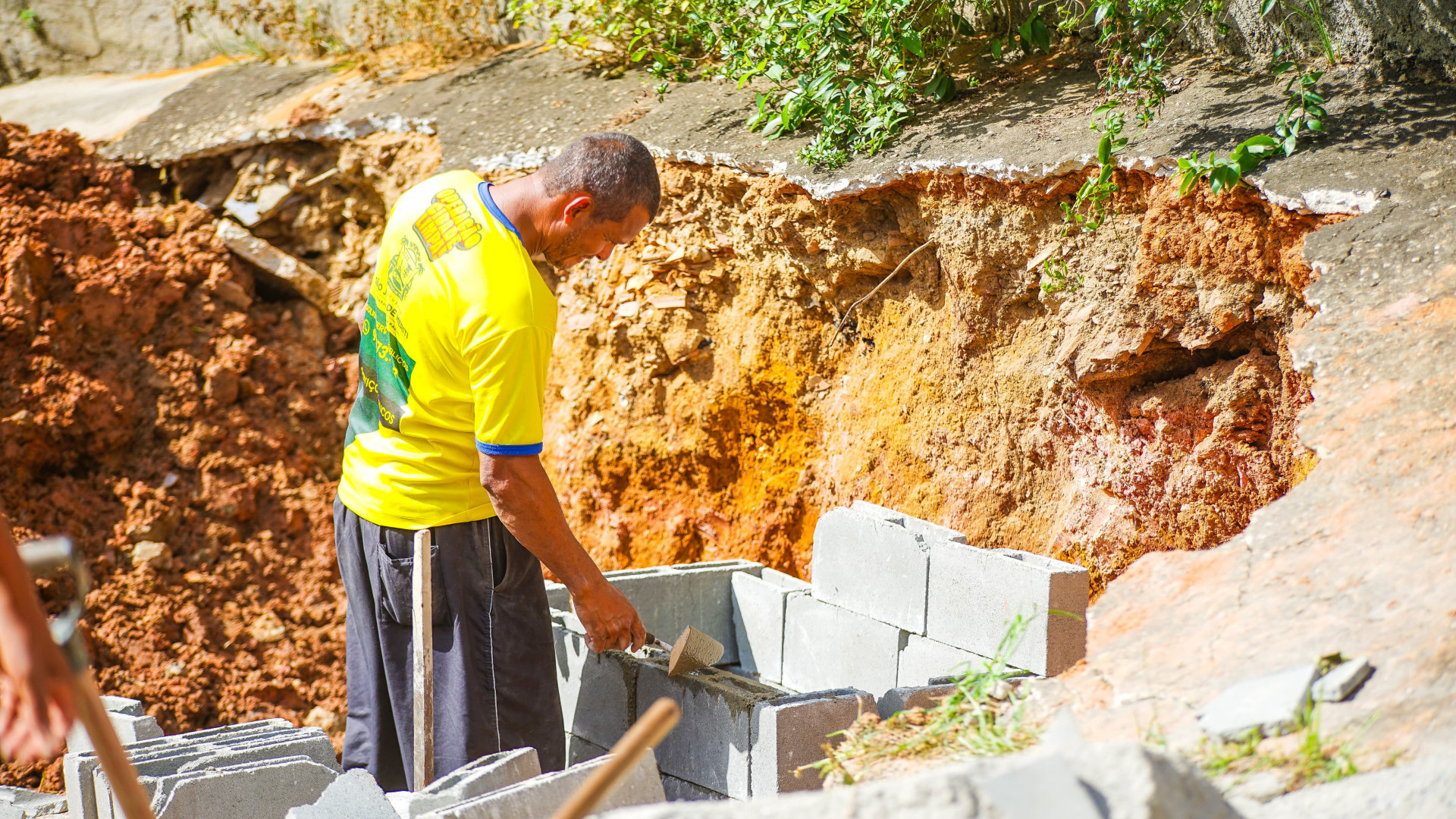 Obras incluem a desobstru&ccedil;&atilde;o e instala&ccedil;&atilde;o de novas manilhas, al&eacute;m da constru&ccedil;&atilde;o de caixas de passagem - Gilberto Rocha/ PMSJM