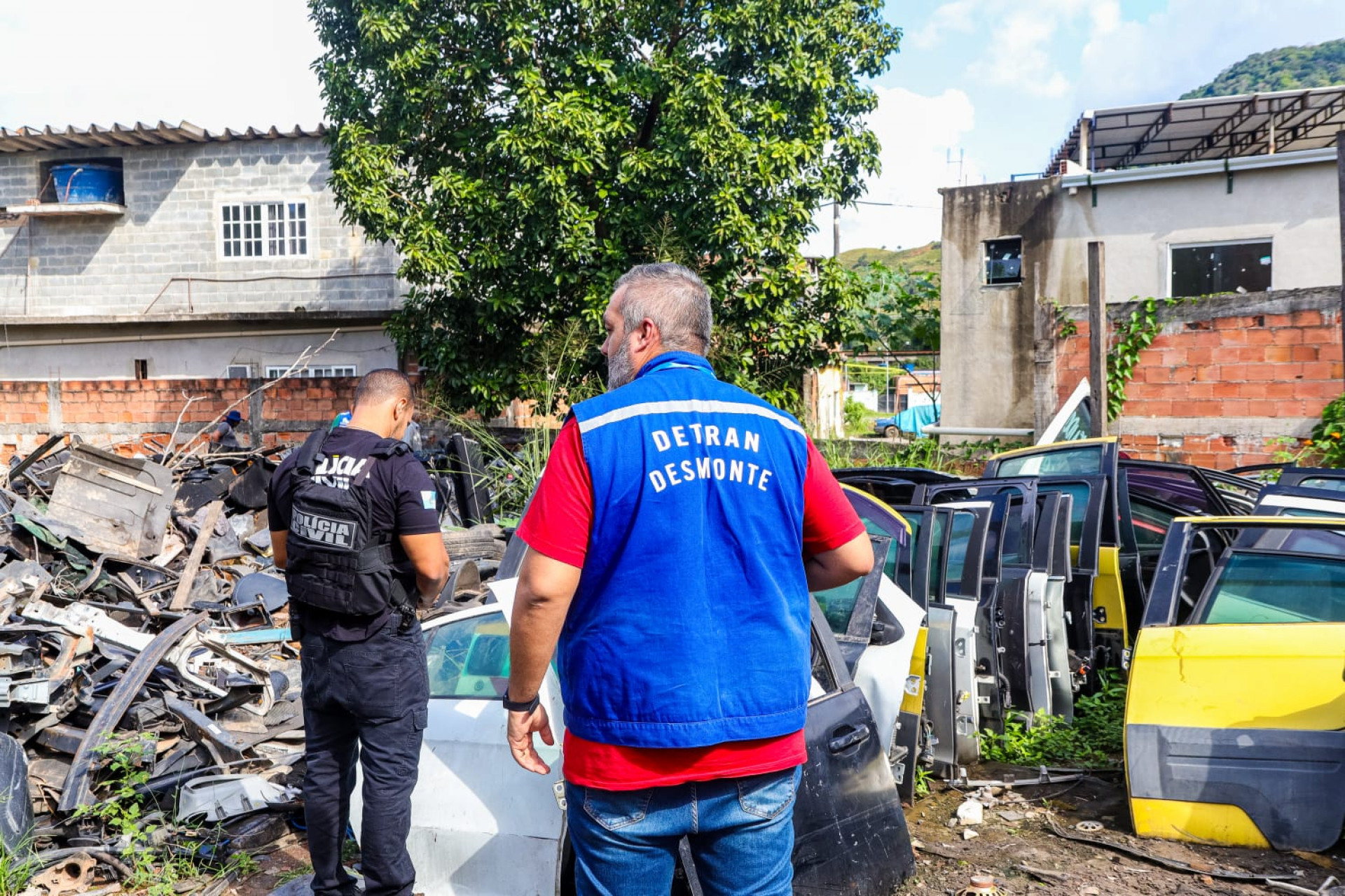 Ferros-velhos foram interditados em Magé por funcionarem sem autorização e armazenarem peças automotivas sem comprovação de origem - Divulgação / Detran - RJ